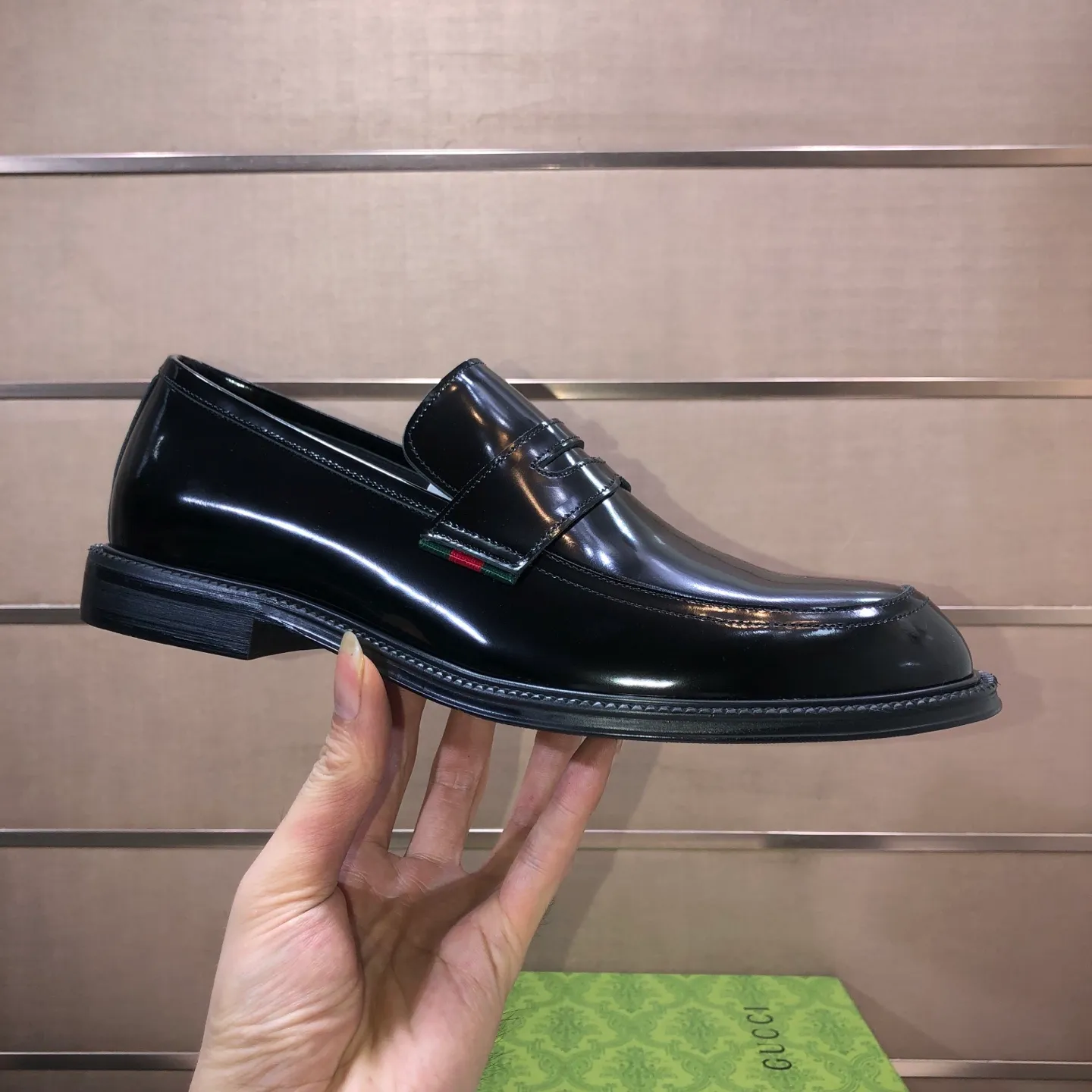 Factory batch 500💰Italy’s top luxury men’s shoe giant (GUCCI) (Gucci) (full cowhide lining) new arrival🍃Original European style🔰 Pleasant to the eye😍In order to make the shoes more durable and non-deformable🌀The production continues to follow traditional methods but there is still no lack of innovation💪The original sheepskin is selected for the leather♻️Smooth, natural and extra bright⭐Made of imported cowhide The rich man’s first choice 38-45 (45 customized)